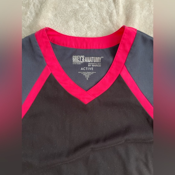 Grey’s Anatomy Active Scrub Top Black/Pink SMALL - Picture 2 of 7